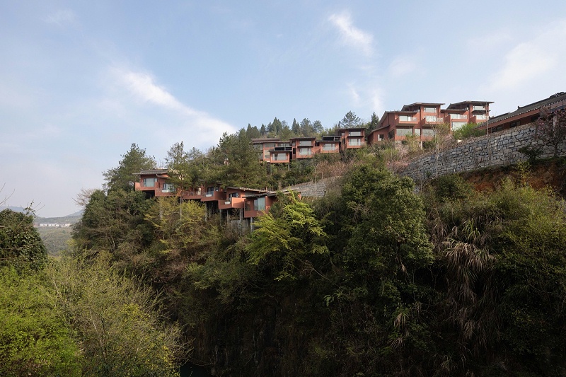 艺加酒店设计分享：尔卓山谷叠云间民宿：聚落形态沿着山径和溪谷呈条带状分布